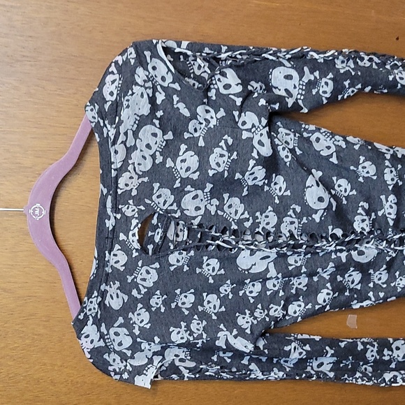 ☠LA Culture form-fitting semi-sheer skull top with open knotting on back/sleeve - Picture 3 of 9